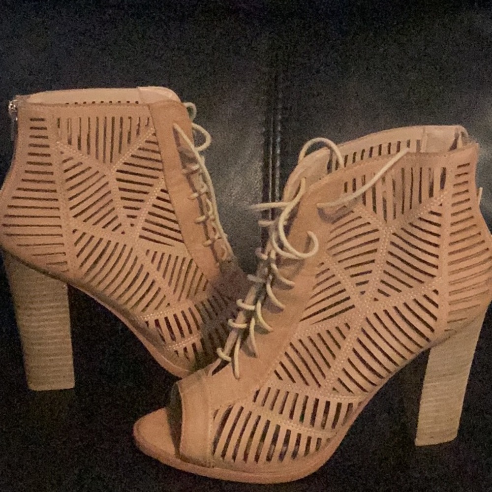 Cut out tie up boot